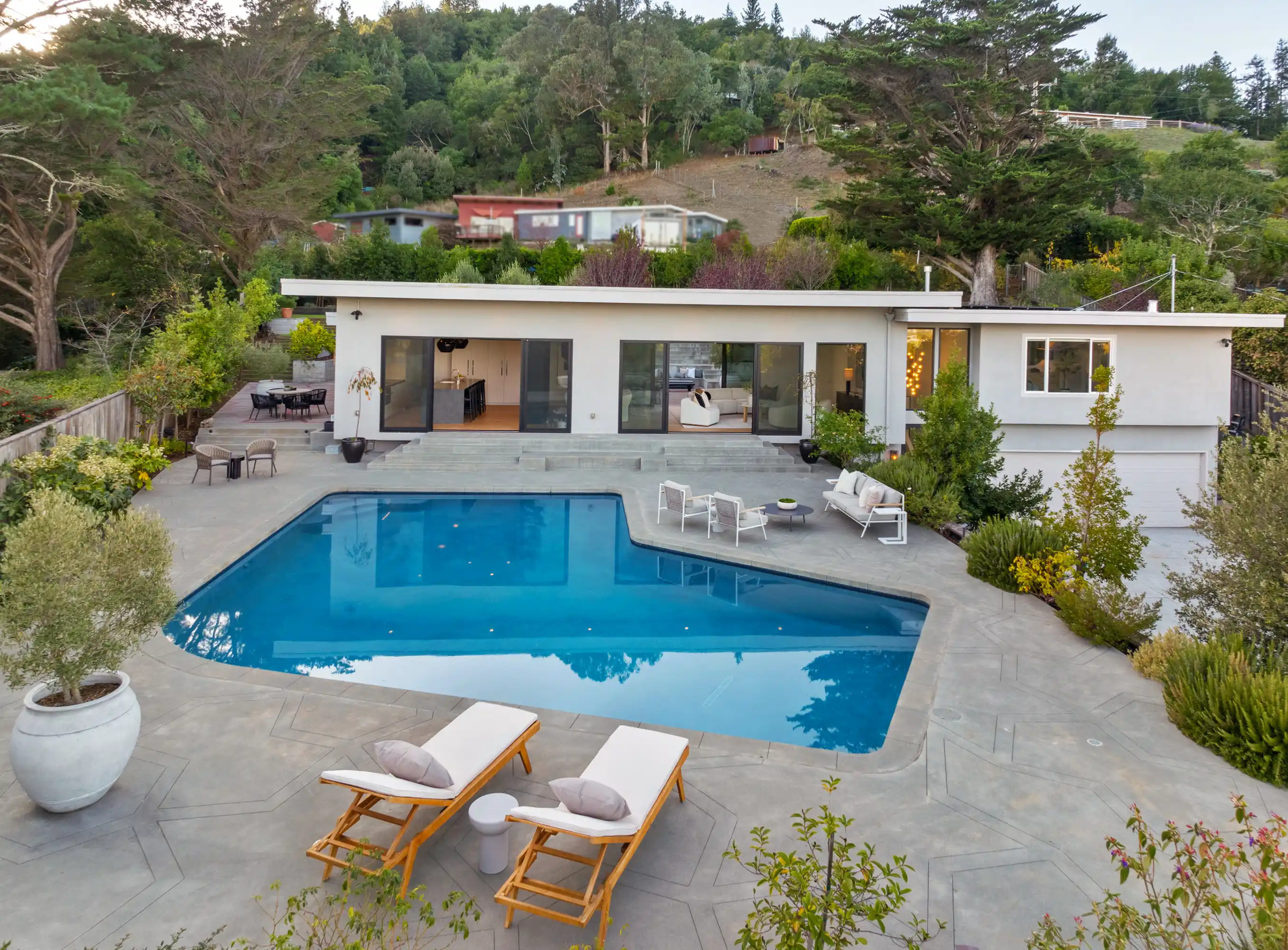 STUNNING CONTEMPORARY RENOVATION – image 4