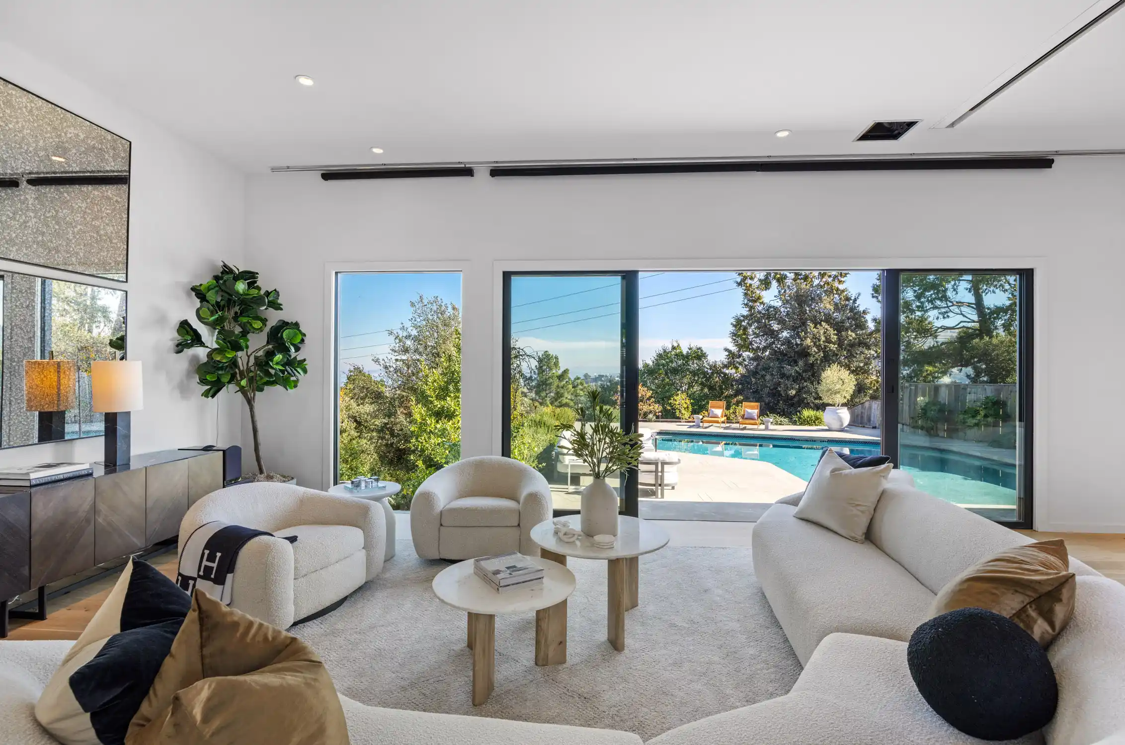 STUNNING CONTEMPORARY RENOVATION – image 5