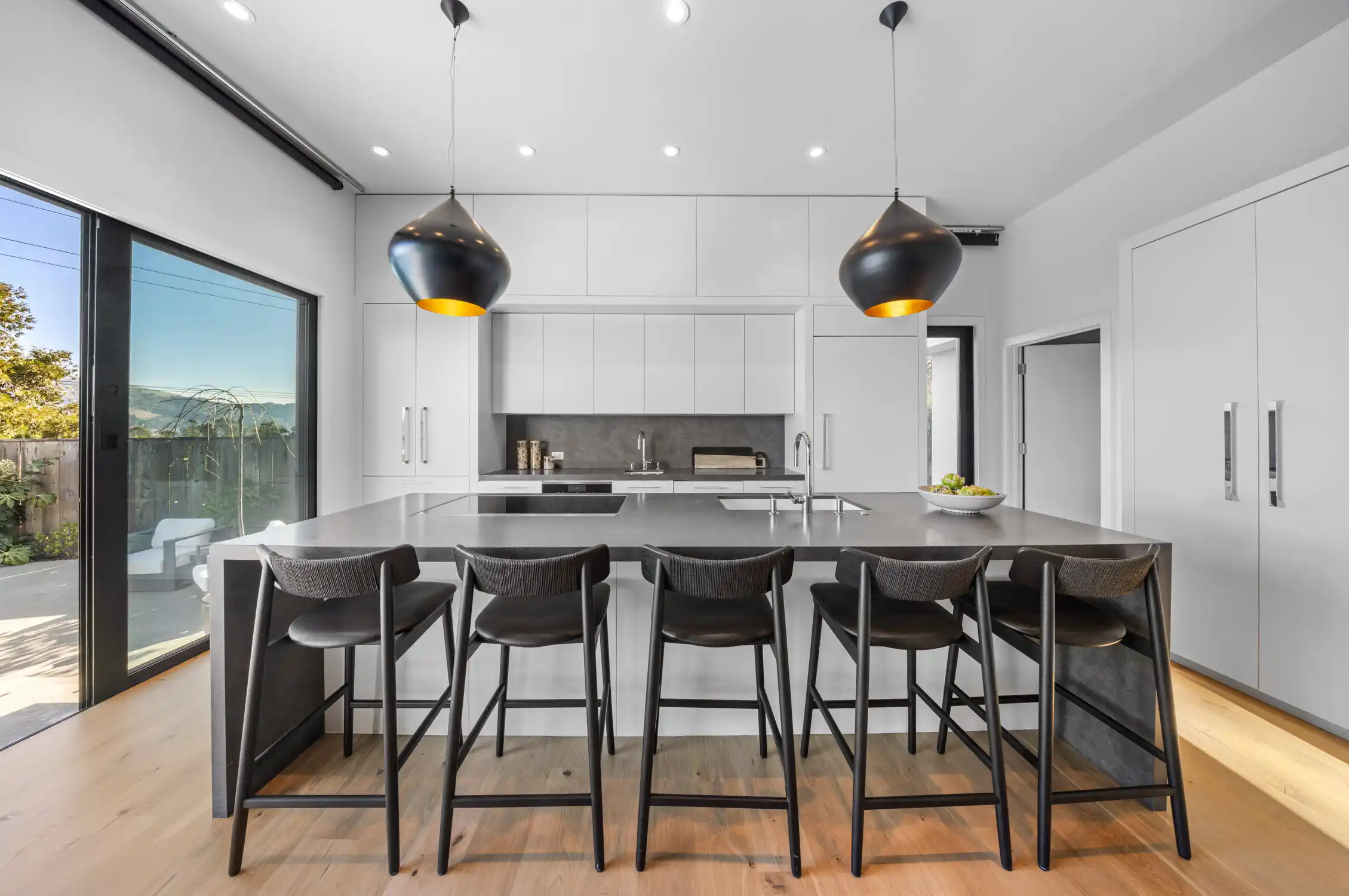 STUNNING CONTEMPORARY RENOVATION – image 7