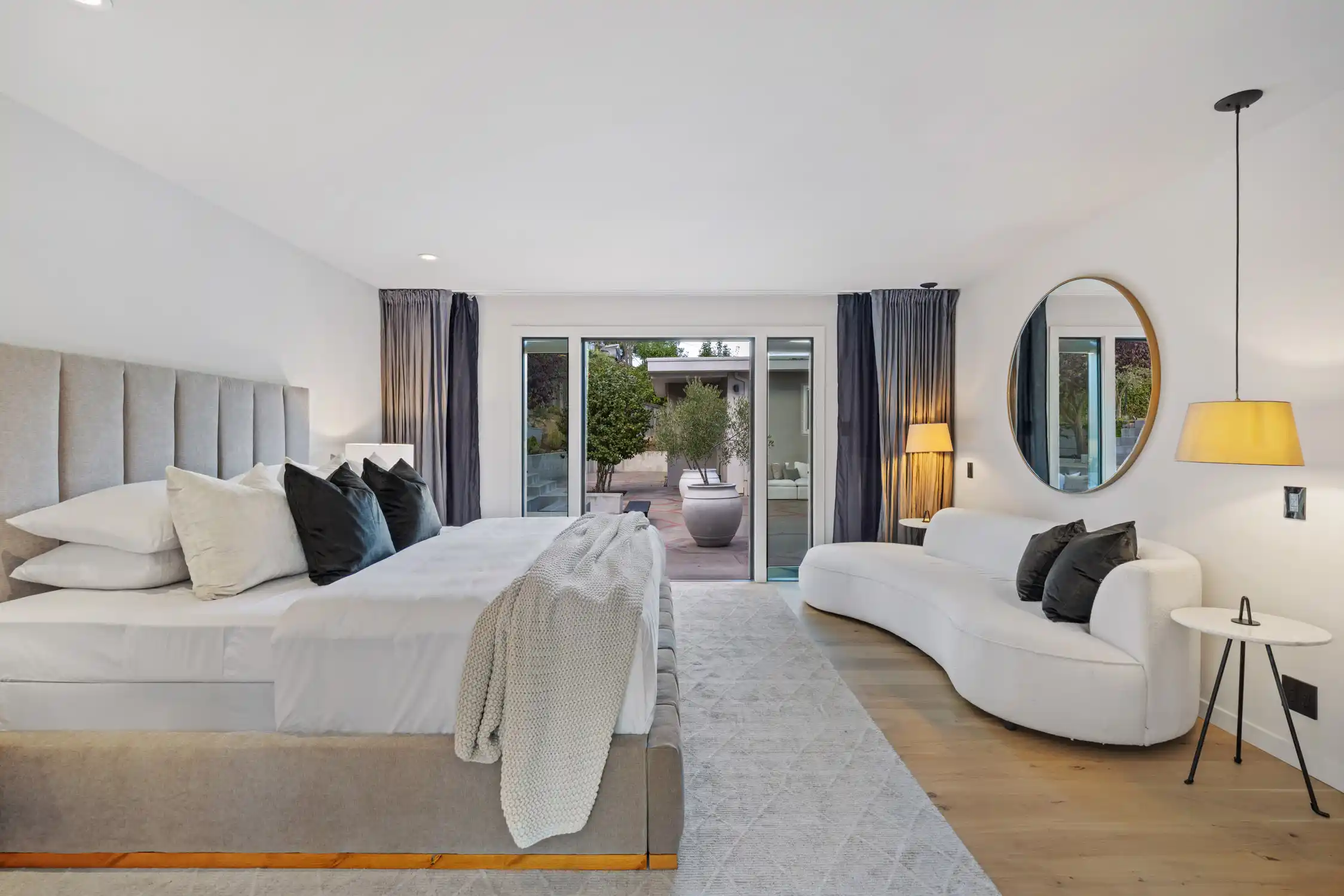 STUNNING CONTEMPORARY RENOVATION – image 9