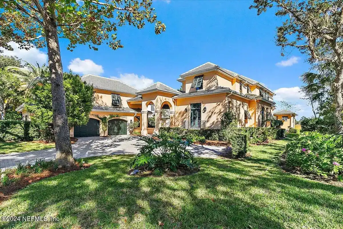 Exquisite Charleston-style Residence – image 1