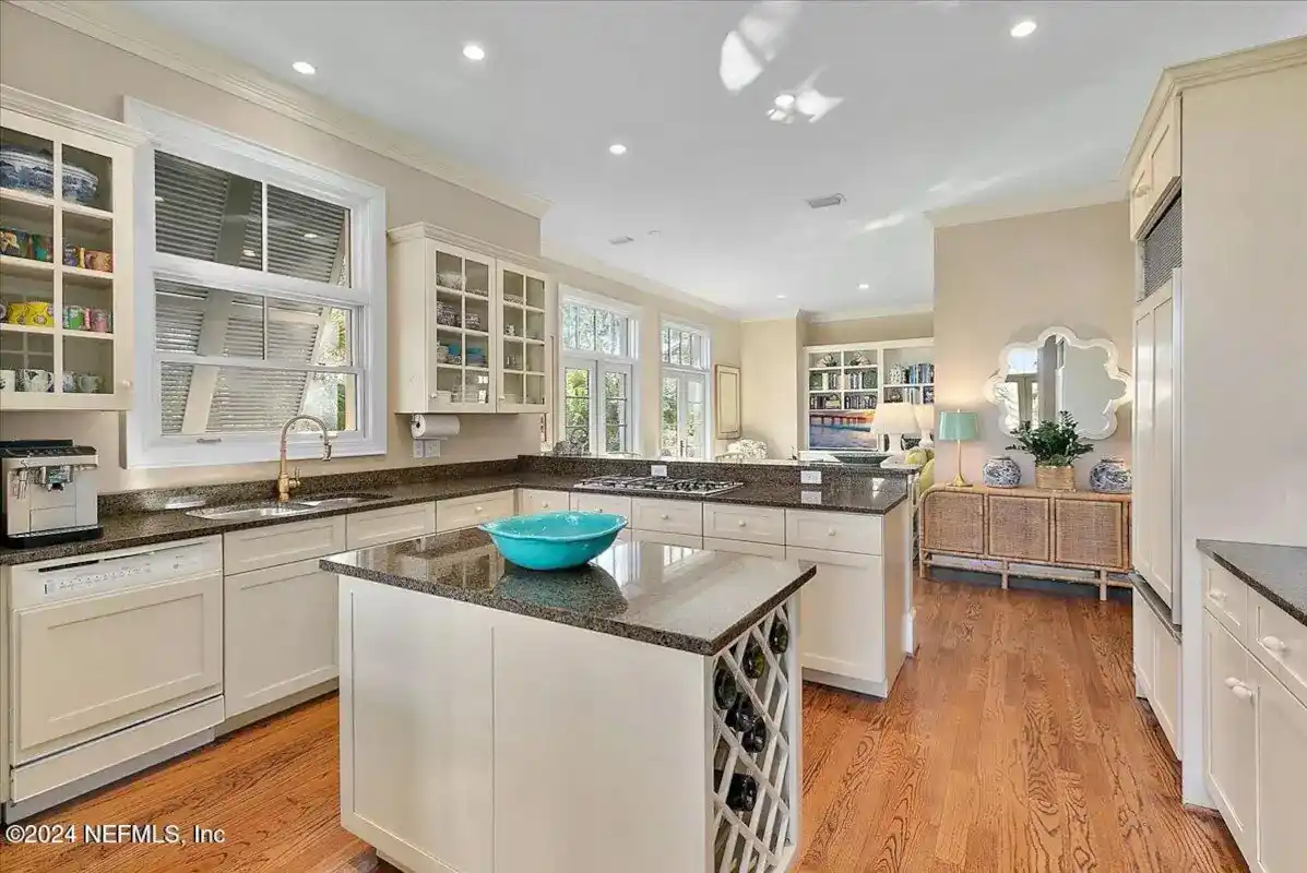 Exquisite Charleston-style Residence – image 11