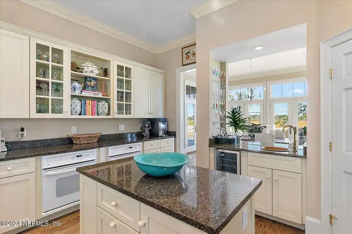 Exquisite Charleston-style Residence – image 12