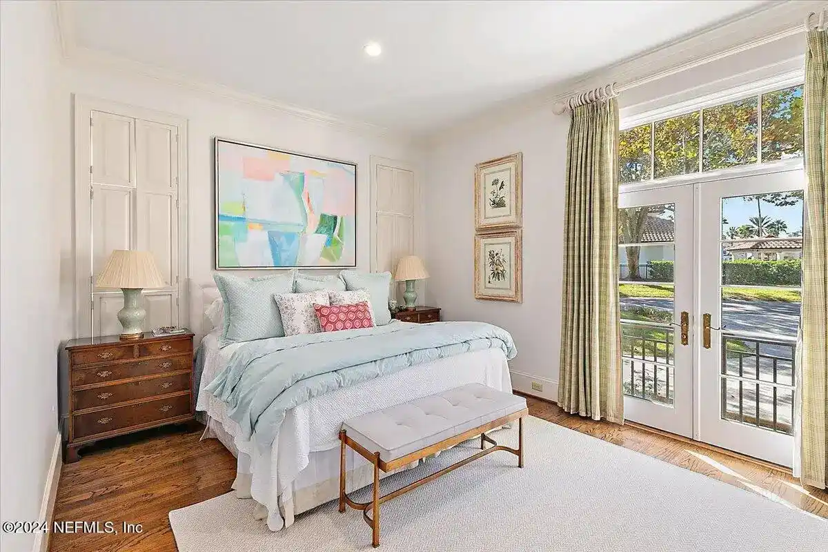Exquisite Charleston-style Residence – image 16