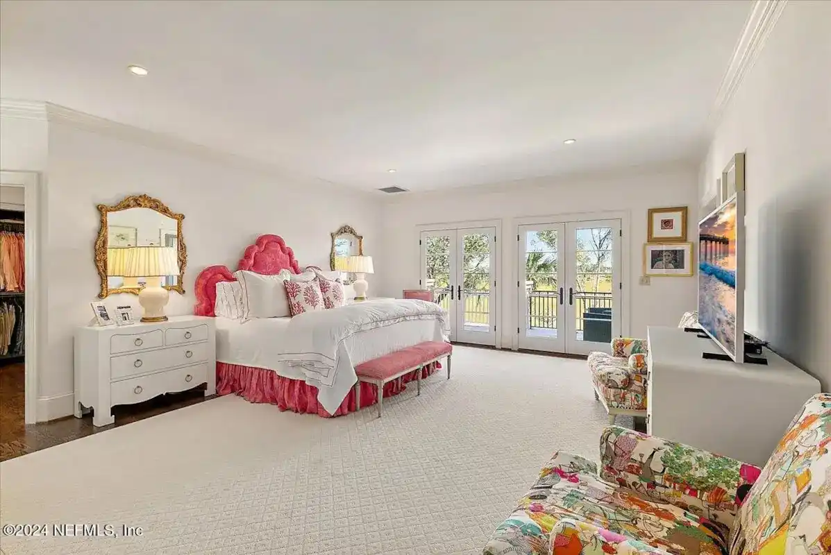 Exquisite Charleston-style Residence – image 18