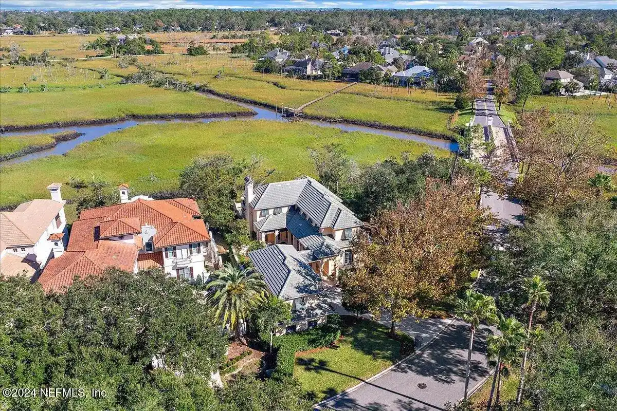Exquisite Charleston-style Residence – image 2