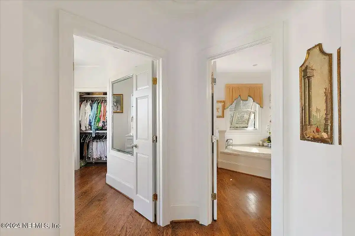 Exquisite Charleston-style Residence – image 21