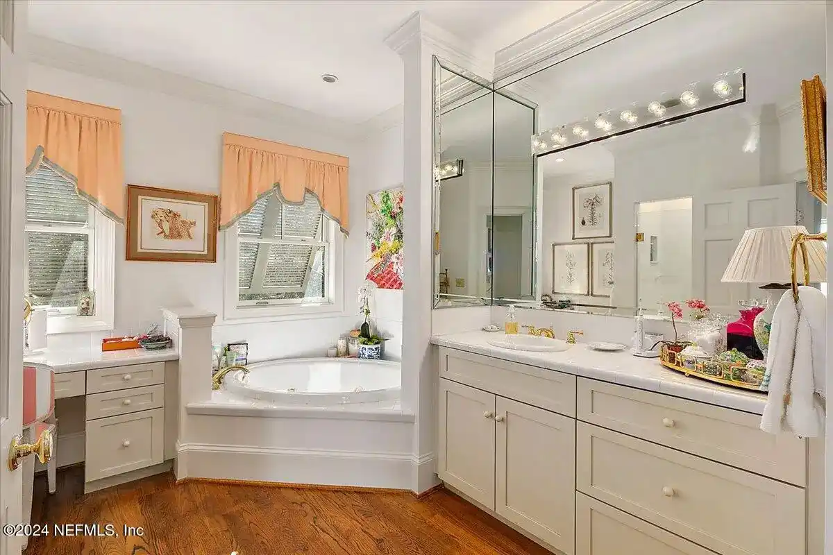 Exquisite Charleston-style Residence – image 22