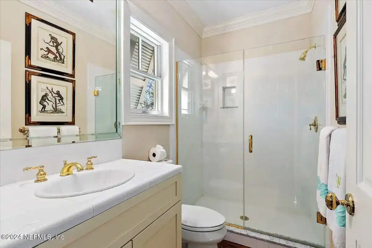 Exquisite Charleston-style Residence – image 28