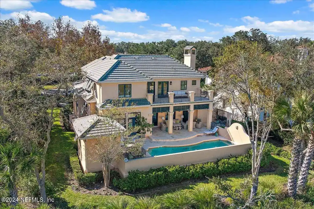 Exquisite Charleston-style Residence – image 30