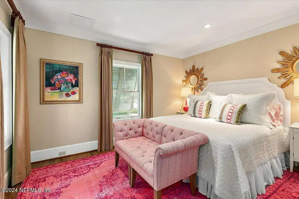 Exquisite Charleston-style Residence – image 34