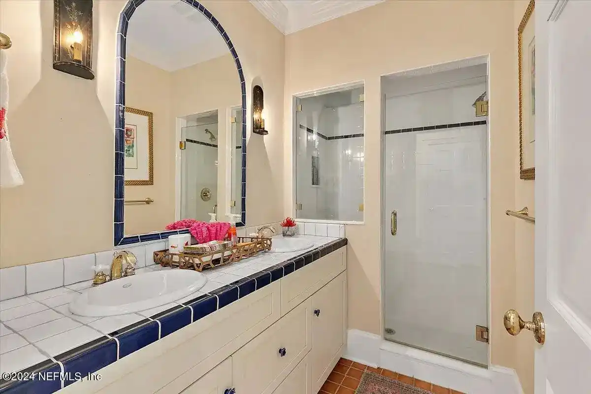 Exquisite Charleston-style Residence – image 35