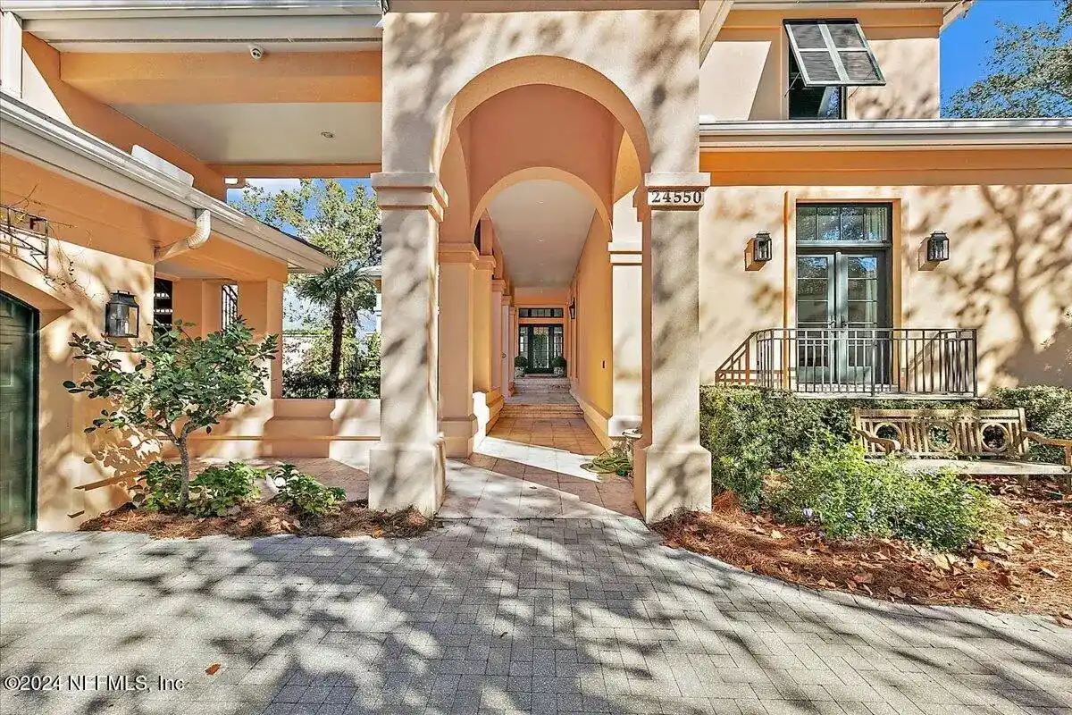Exquisite Charleston-style Residence – image 4