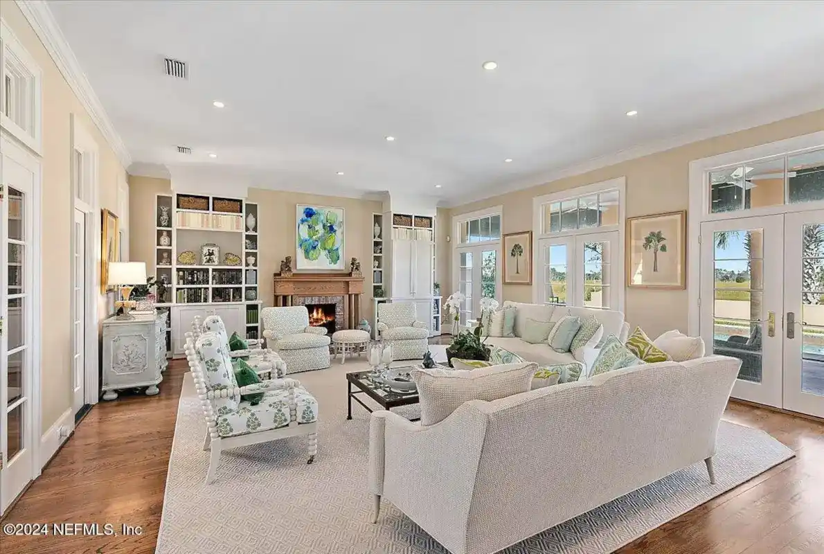 Exquisite Charleston-style Residence – image 5