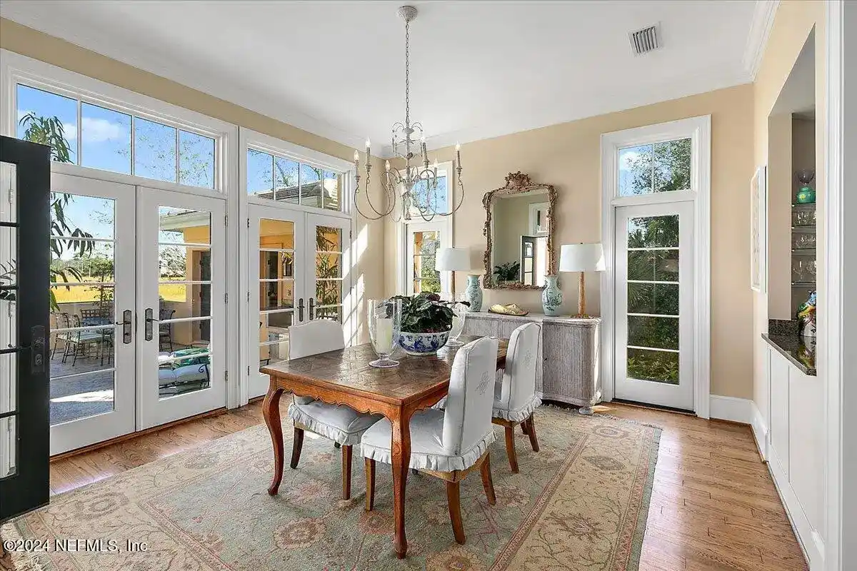 Exquisite Charleston-style Residence – image 7