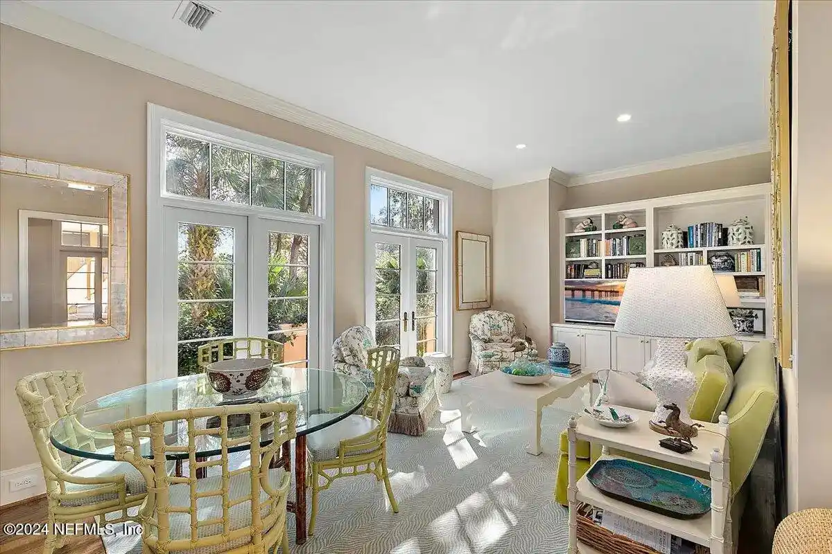 Exquisite Charleston-style Residence – image 8