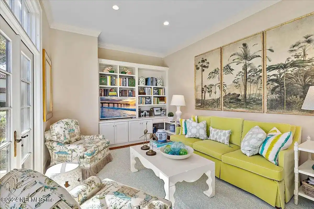 Exquisite Charleston-style Residence – image 9