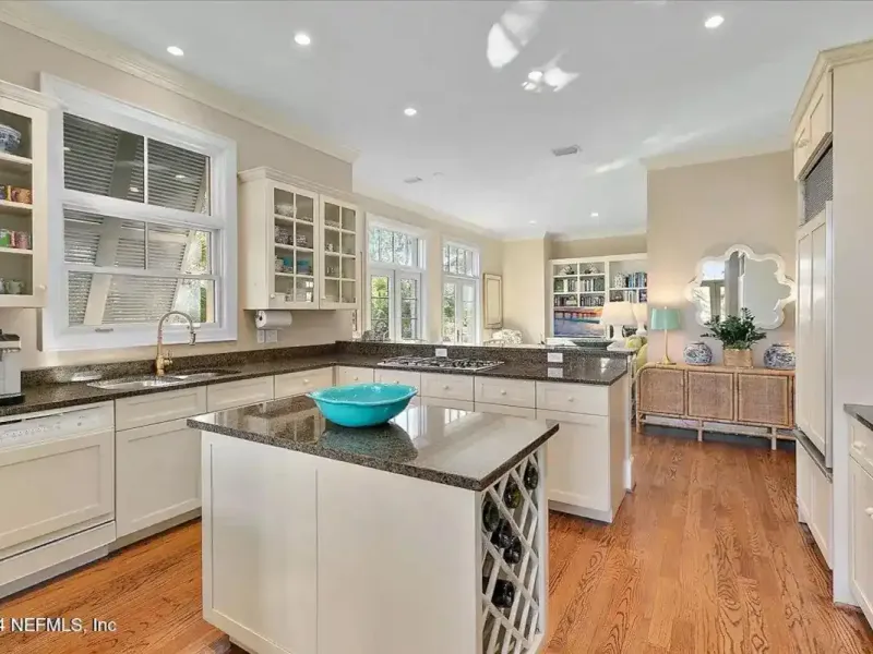 Exquisite Charleston-style Residence – image 11