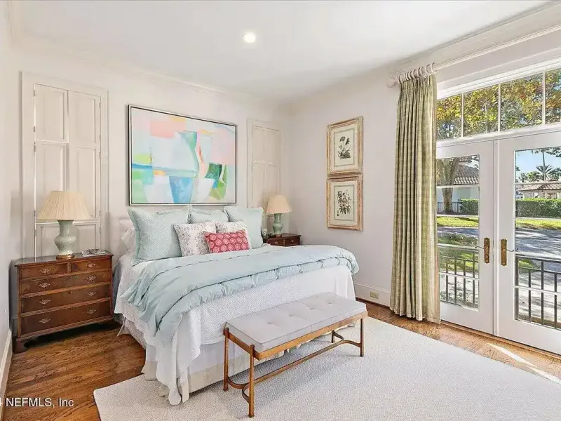 Exquisite Charleston-style Residence – image 16