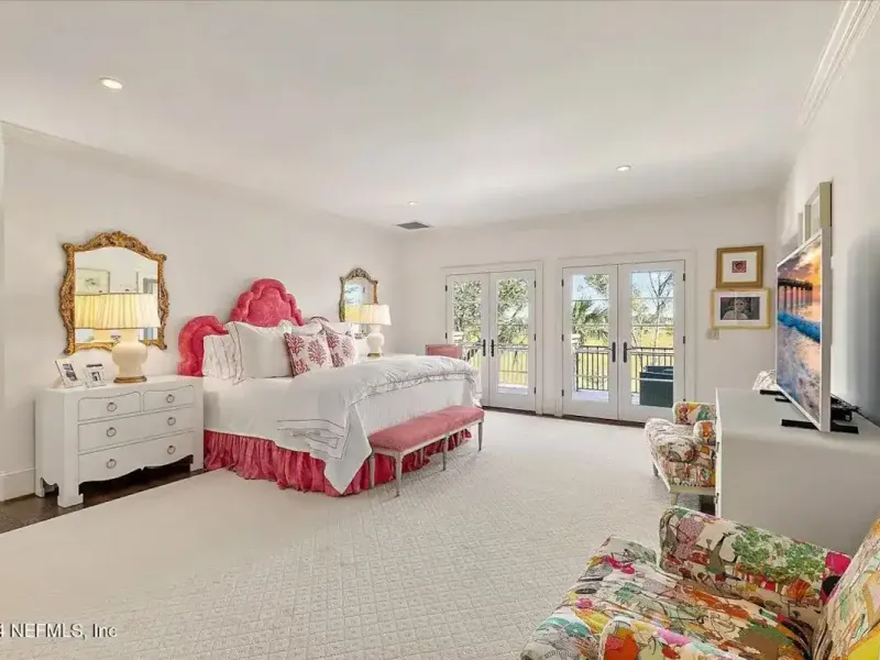 Exquisite Charleston-style Residence – image 18