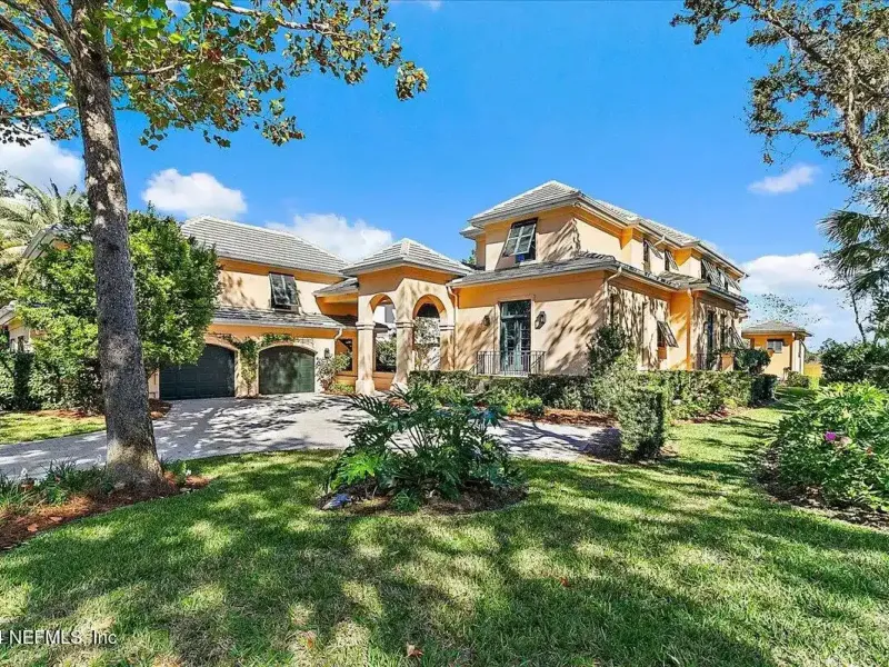 Exquisite Charleston-style Residence – image 1
