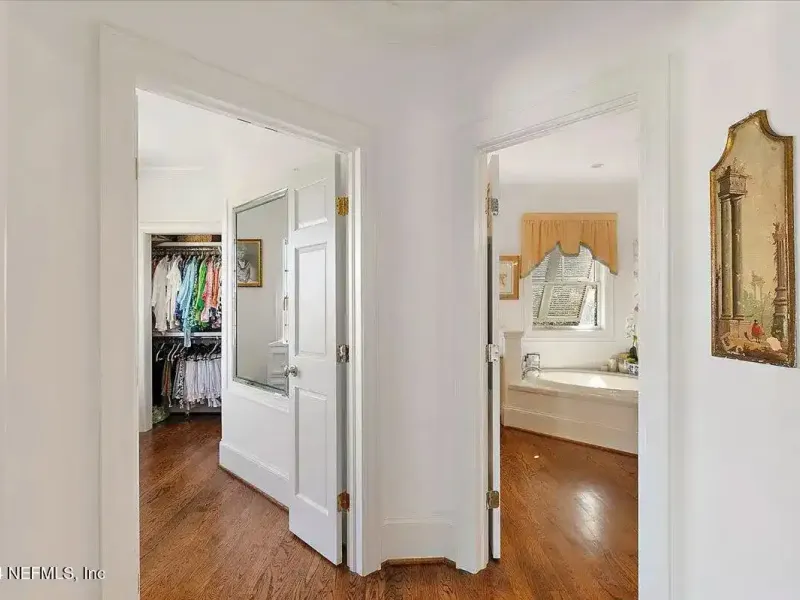 Exquisite Charleston-style Residence – image 21