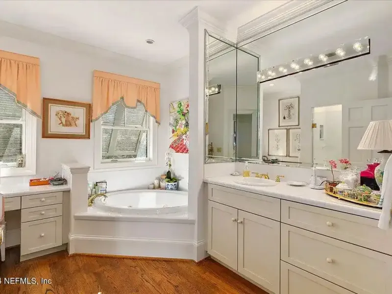 Exquisite Charleston-style Residence – image 22