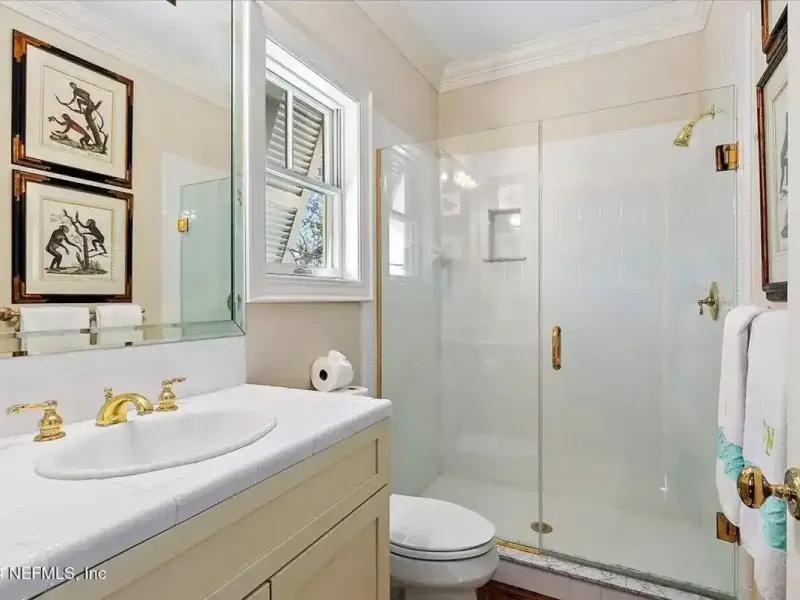 Exquisite Charleston-style Residence – image 28