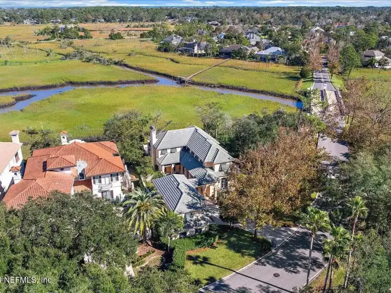 Exquisite Charleston-style Residence – image 2
