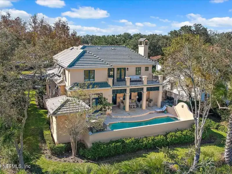 Exquisite Charleston-style Residence – image 30