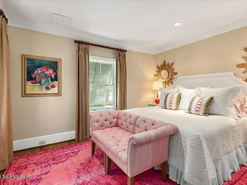 Exquisite Charleston-style Residence – image 34