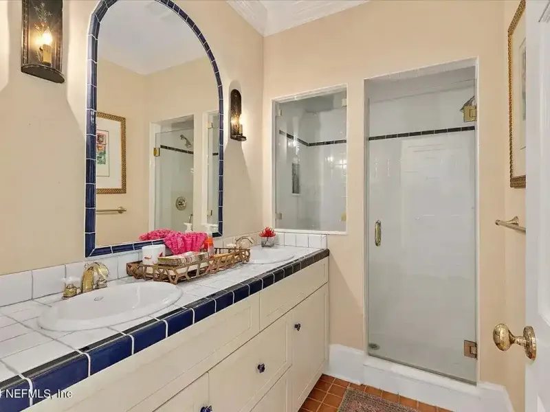 Exquisite Charleston-style Residence – image 35