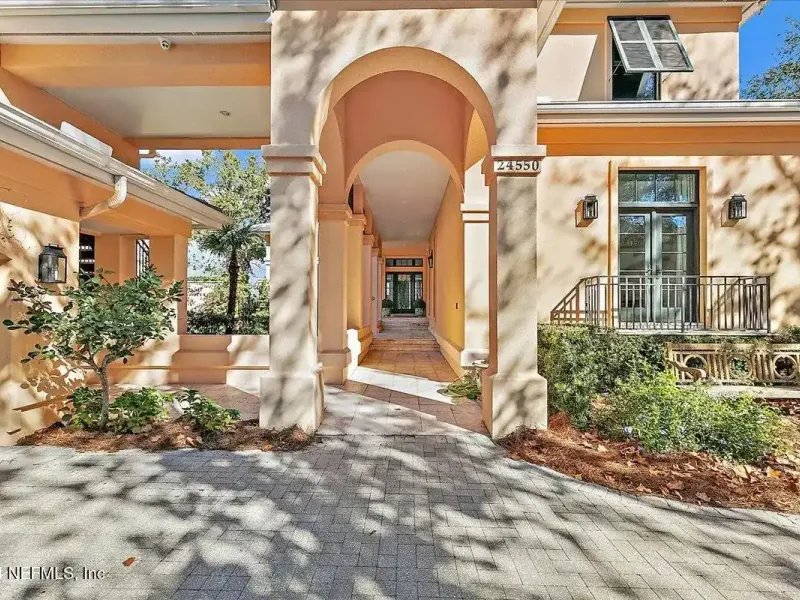 Exquisite Charleston-style Residence – image 4