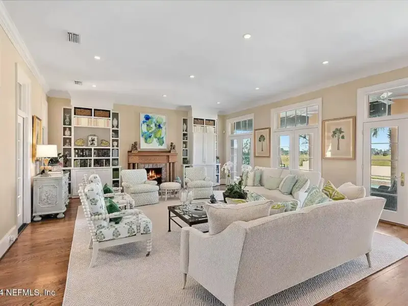 Exquisite Charleston-style Residence – image 5