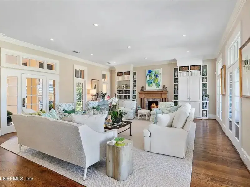 Exquisite Charleston-style Residence – image 6