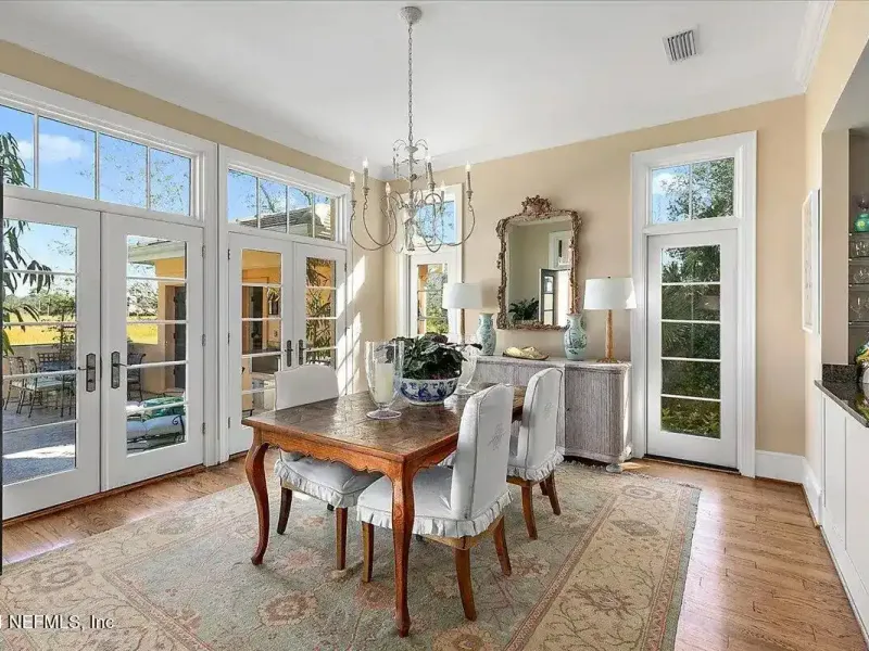 Exquisite Charleston-style Residence – image 7