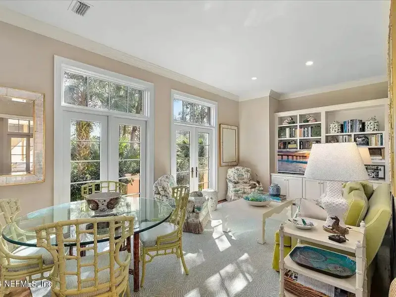 Exquisite Charleston-style Residence – image 8