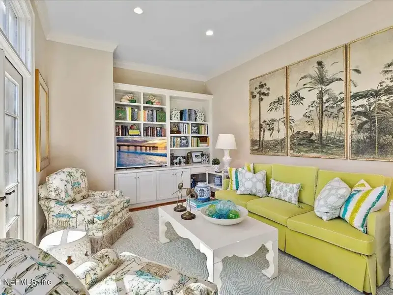 Exquisite Charleston-style Residence – image 9