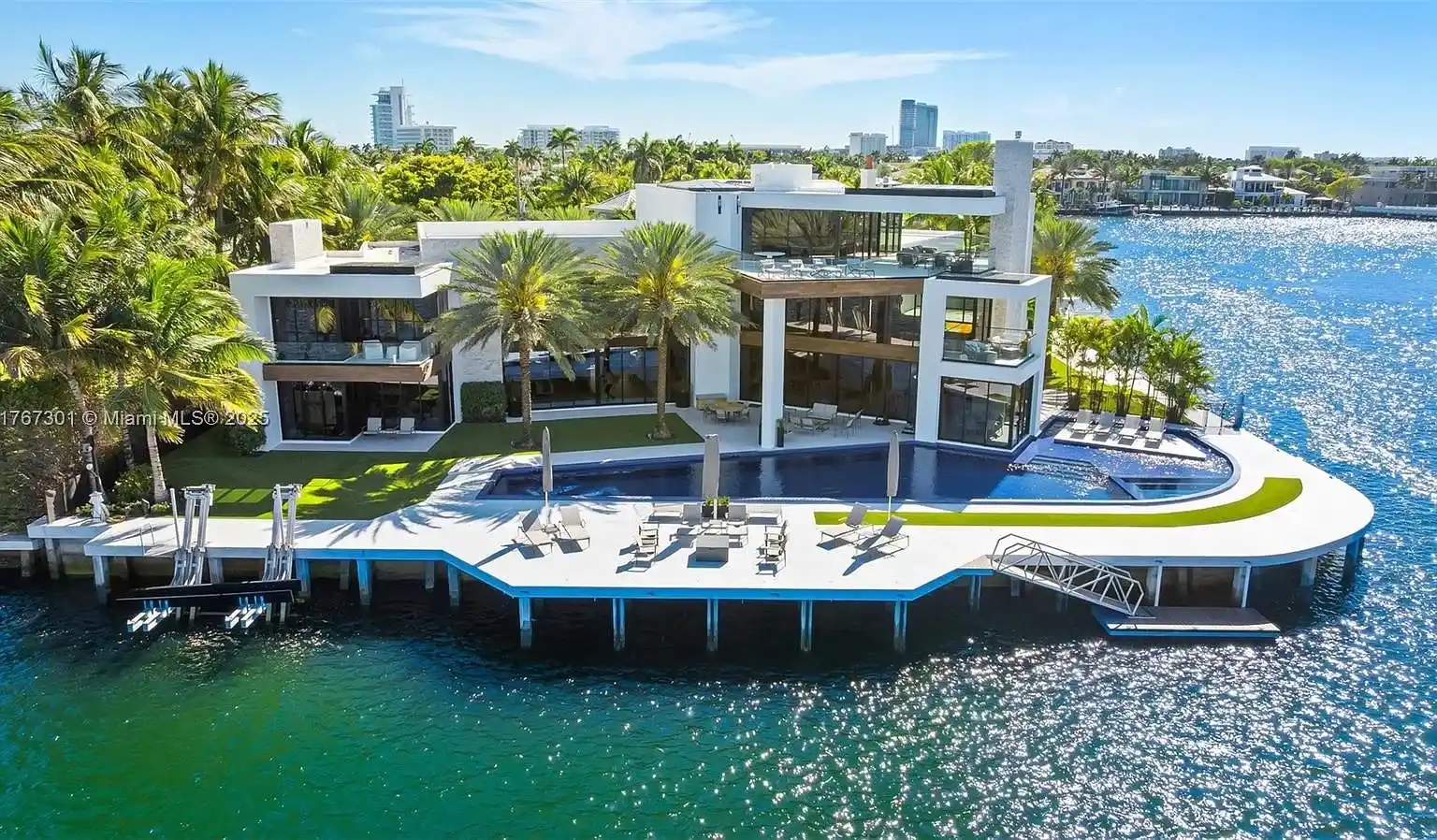 Pinnacle of luxury in prestigious Harbor Beach – image 1