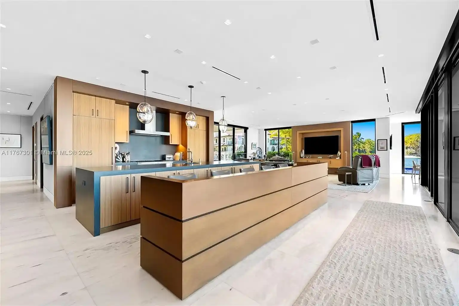 Pinnacle of luxury in prestigious Harbor Beach – image 12