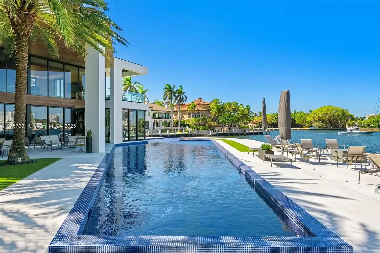 Pinnacle of luxury in prestigious Harbor Beach – image 15