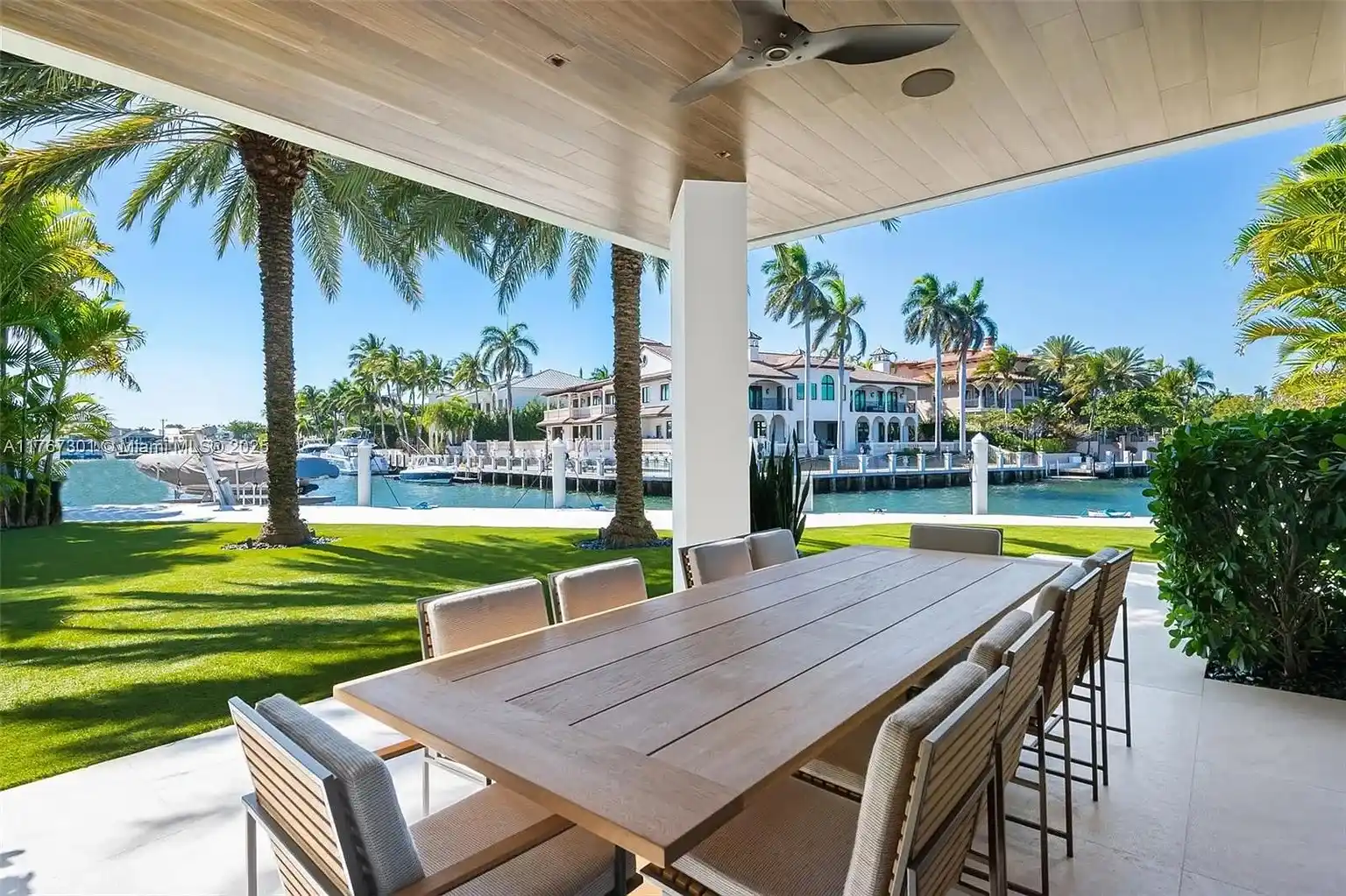 Pinnacle of luxury in prestigious Harbor Beach – image 16