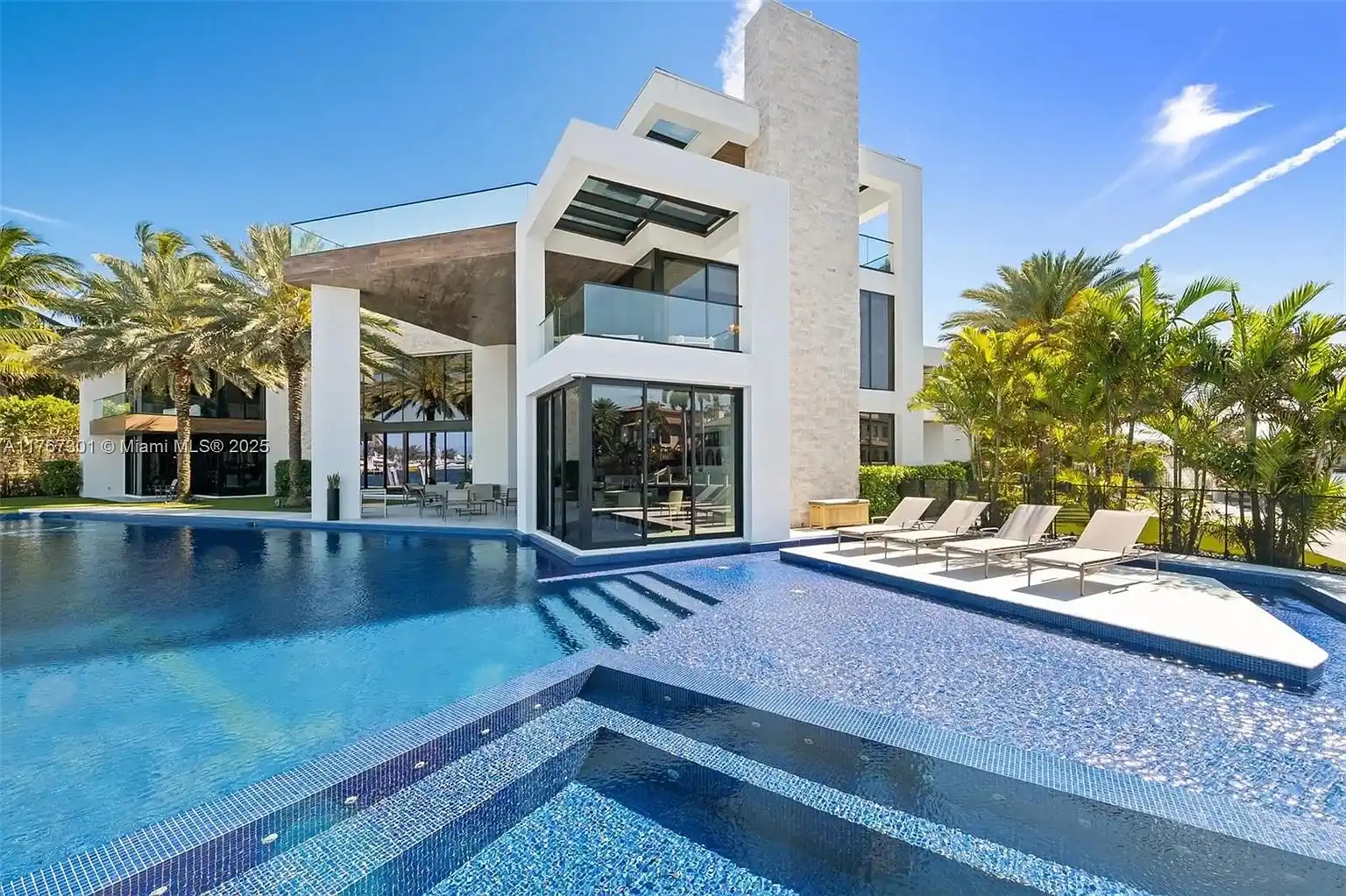 Pinnacle of luxury in prestigious Harbor Beach – image 2