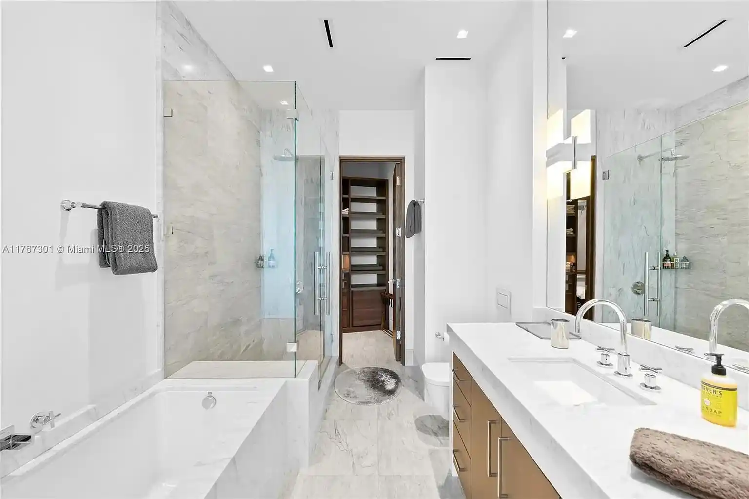 Pinnacle of luxury in prestigious Harbor Beach – image 21