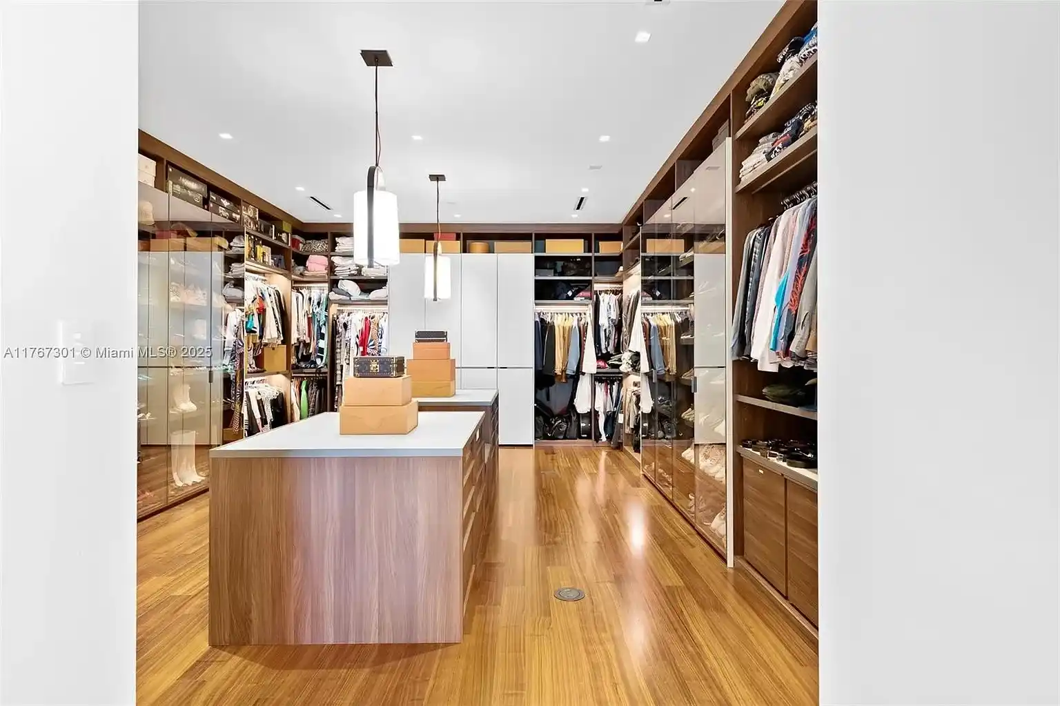 Pinnacle of luxury in prestigious Harbor Beach – image 24