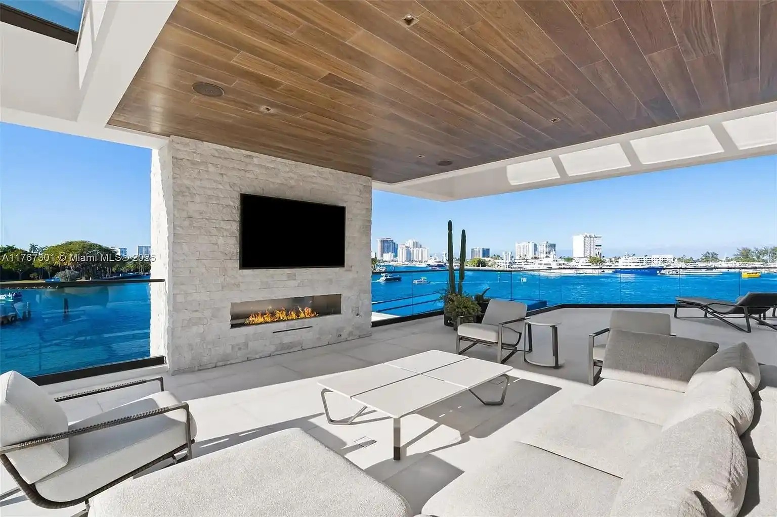 Pinnacle of luxury in prestigious Harbor Beach – image 28