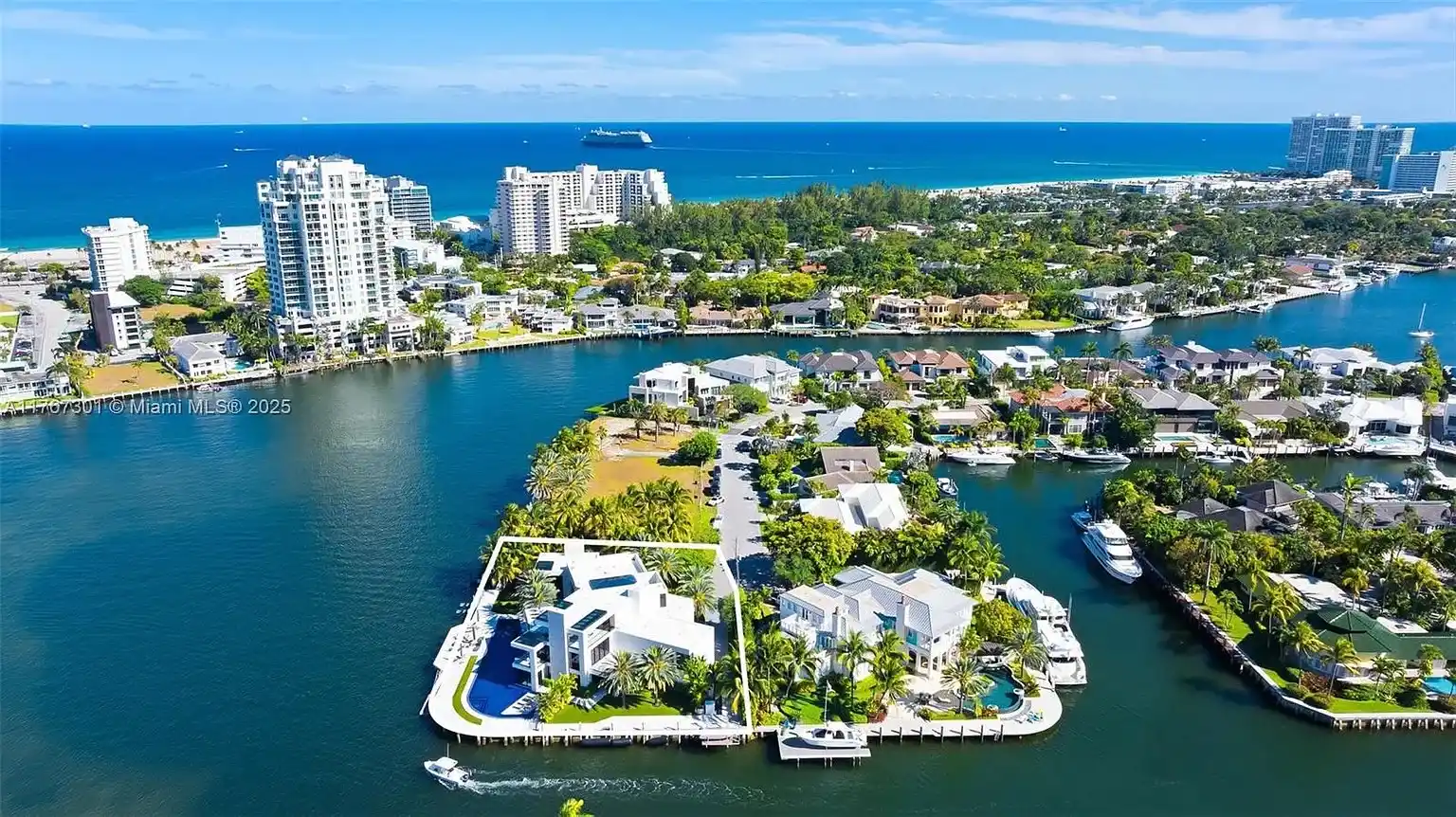 Pinnacle of luxury in prestigious Harbor Beach – image 29