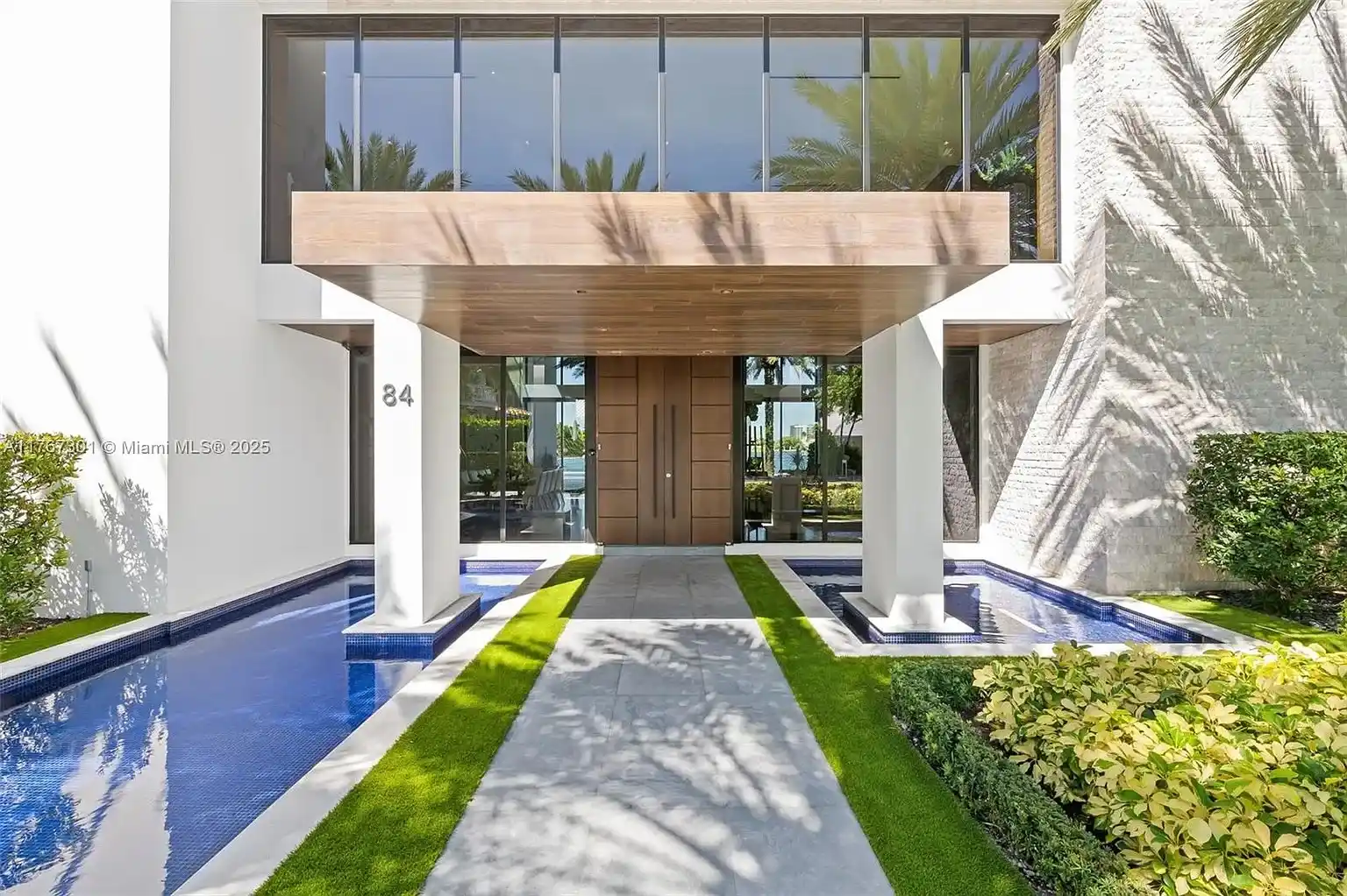 Pinnacle of luxury in prestigious Harbor Beach – image 4