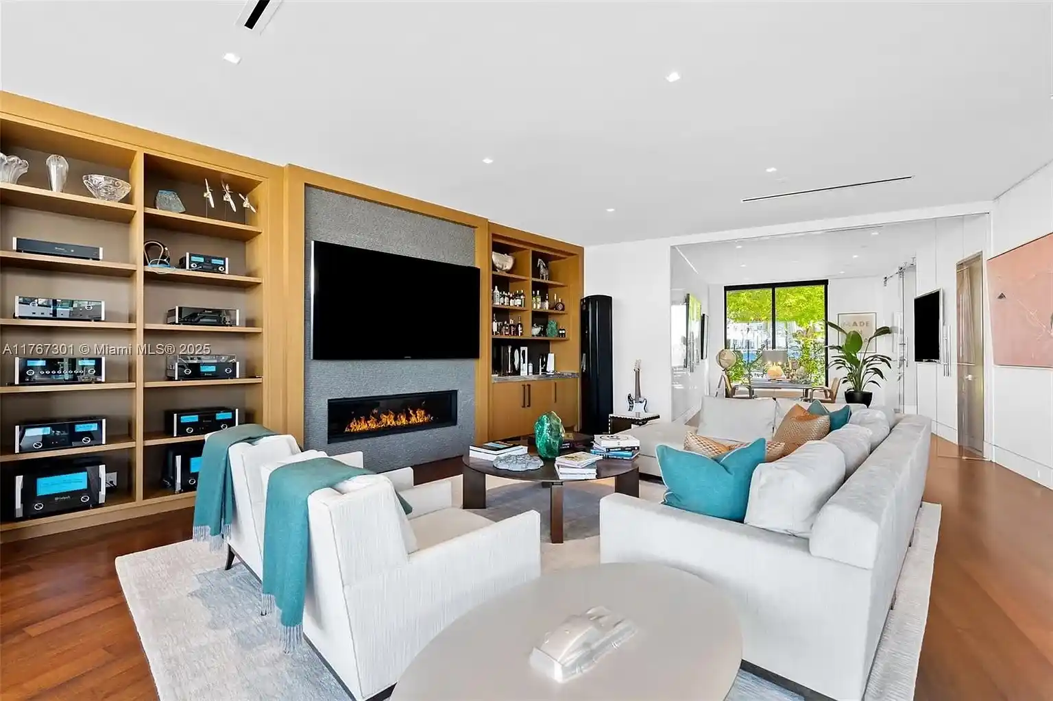 Pinnacle of luxury in prestigious Harbor Beach – image 8