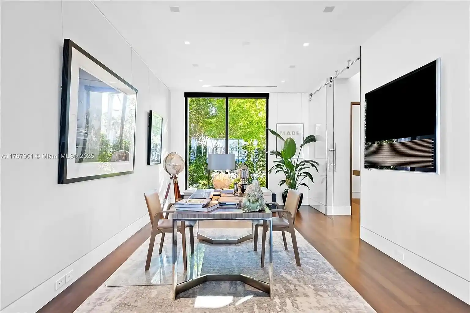 Pinnacle of luxury in prestigious Harbor Beach – image 9